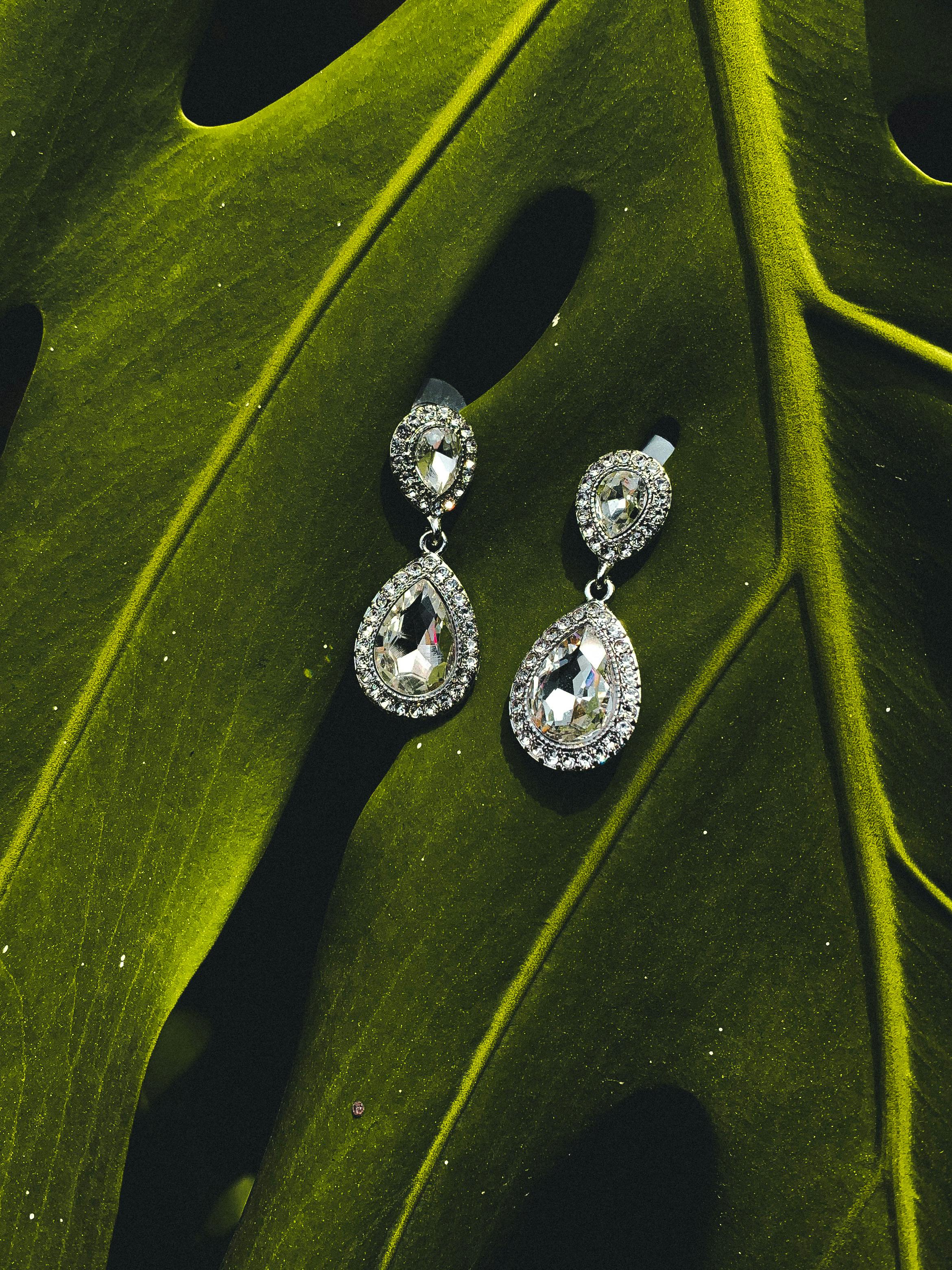 Lab-Grown Diamonds vs. Moissanite  What’s the Difference and Which One Is Right for You?